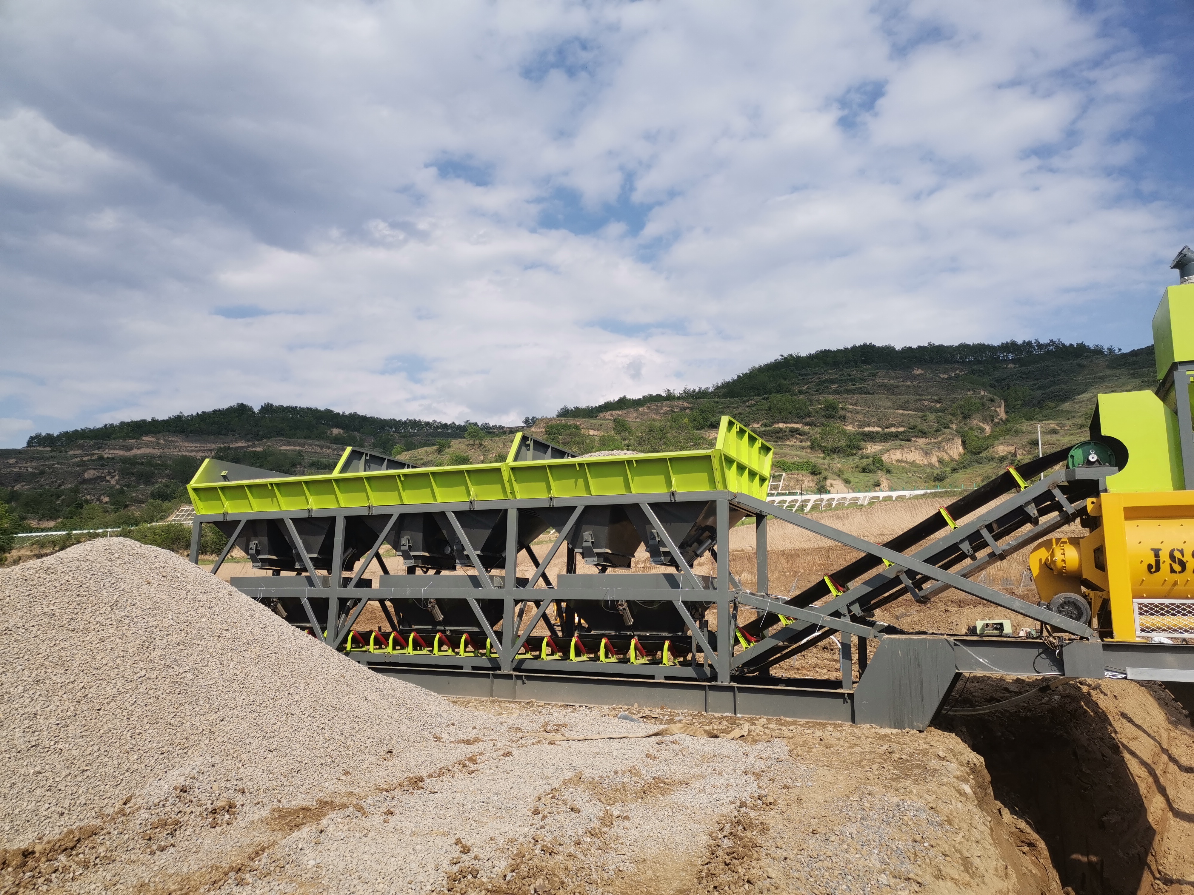 移動(dòng)拌合站設(shè)備工作圖