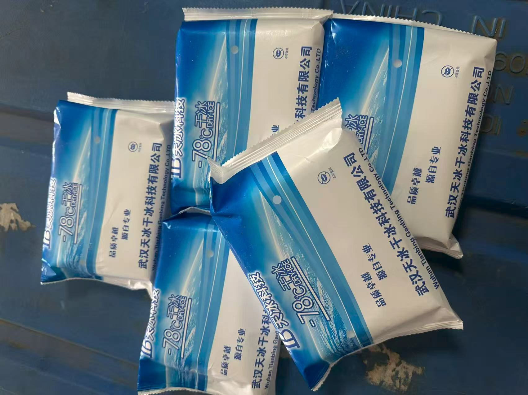 不同形态的干冰产品