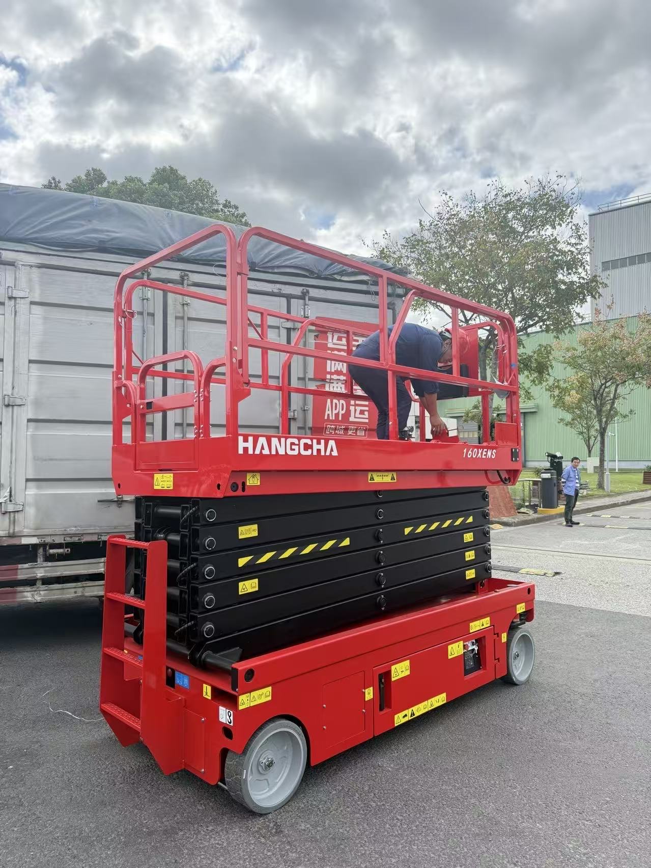 工厂内景与叉车