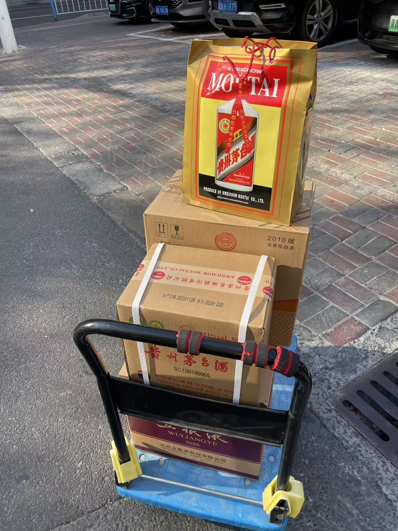 各类高端洋酒与红酒陈列展示