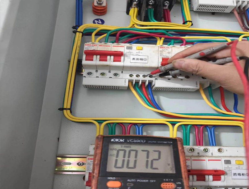 施工人员使用仪器进行漏水检测