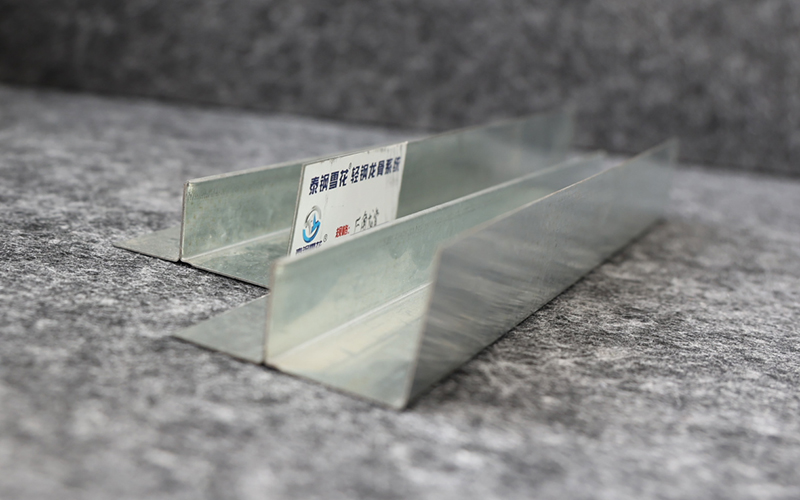 F边龙骨在工程现场与石膏板搭配安装效果