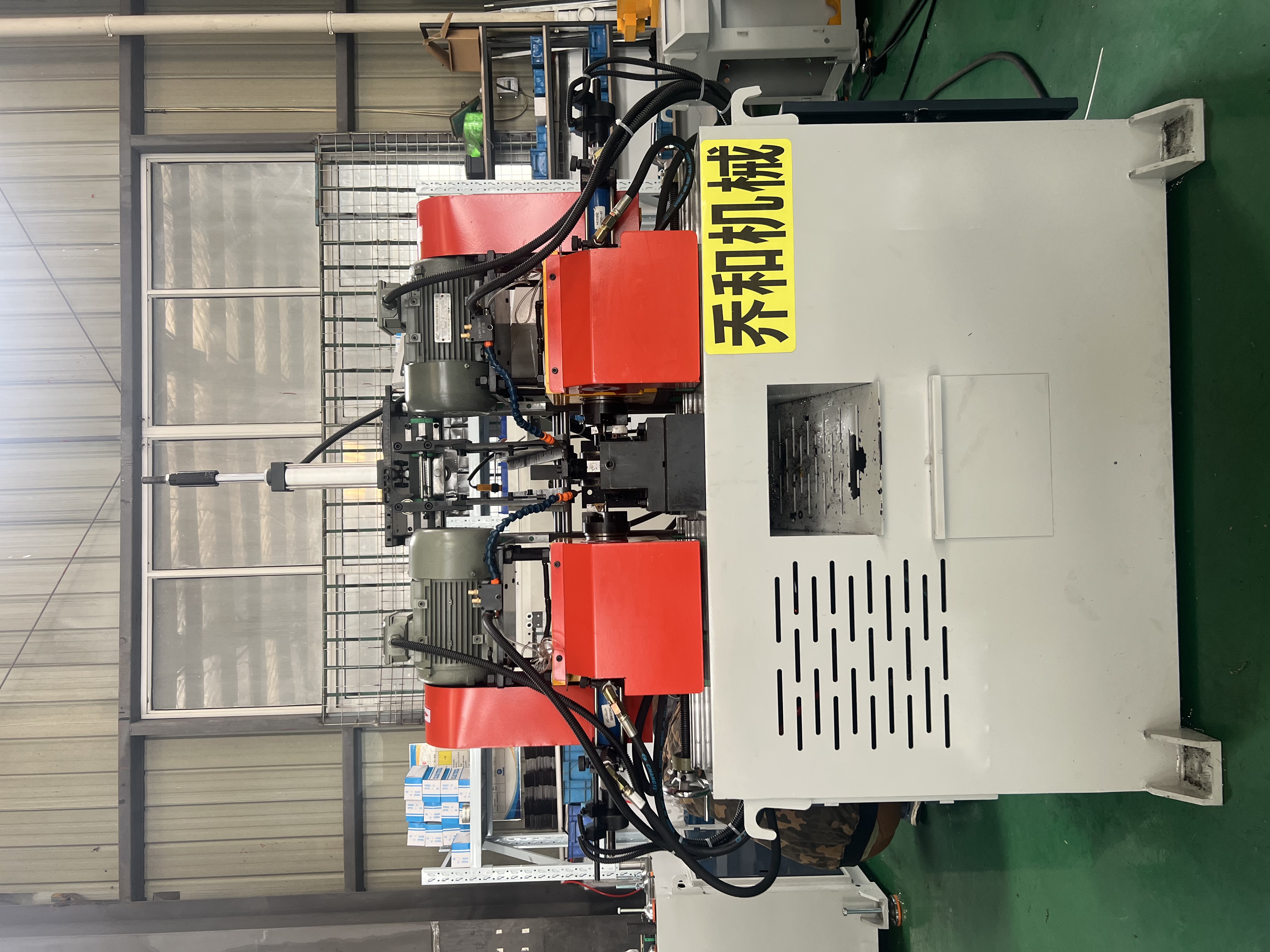 现代化机械制造工厂内部