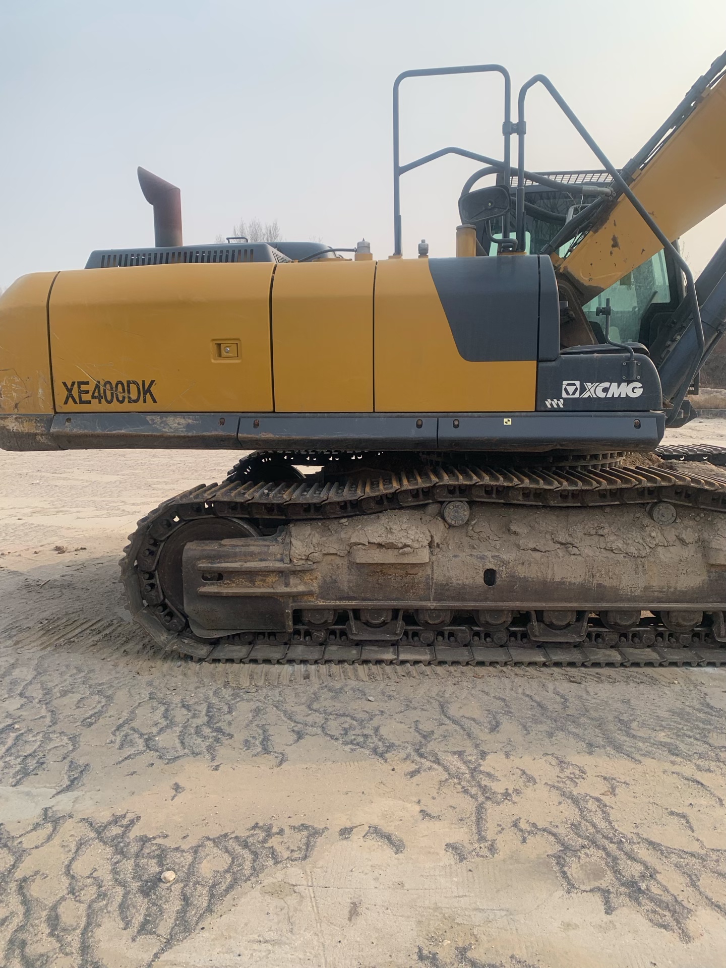 一台正在进行精细检测的三一二手挖掘机，技术人员正在检查液压管路