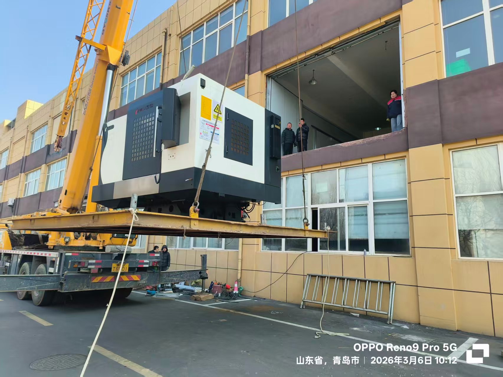 企业服务团队与客户现场沟通