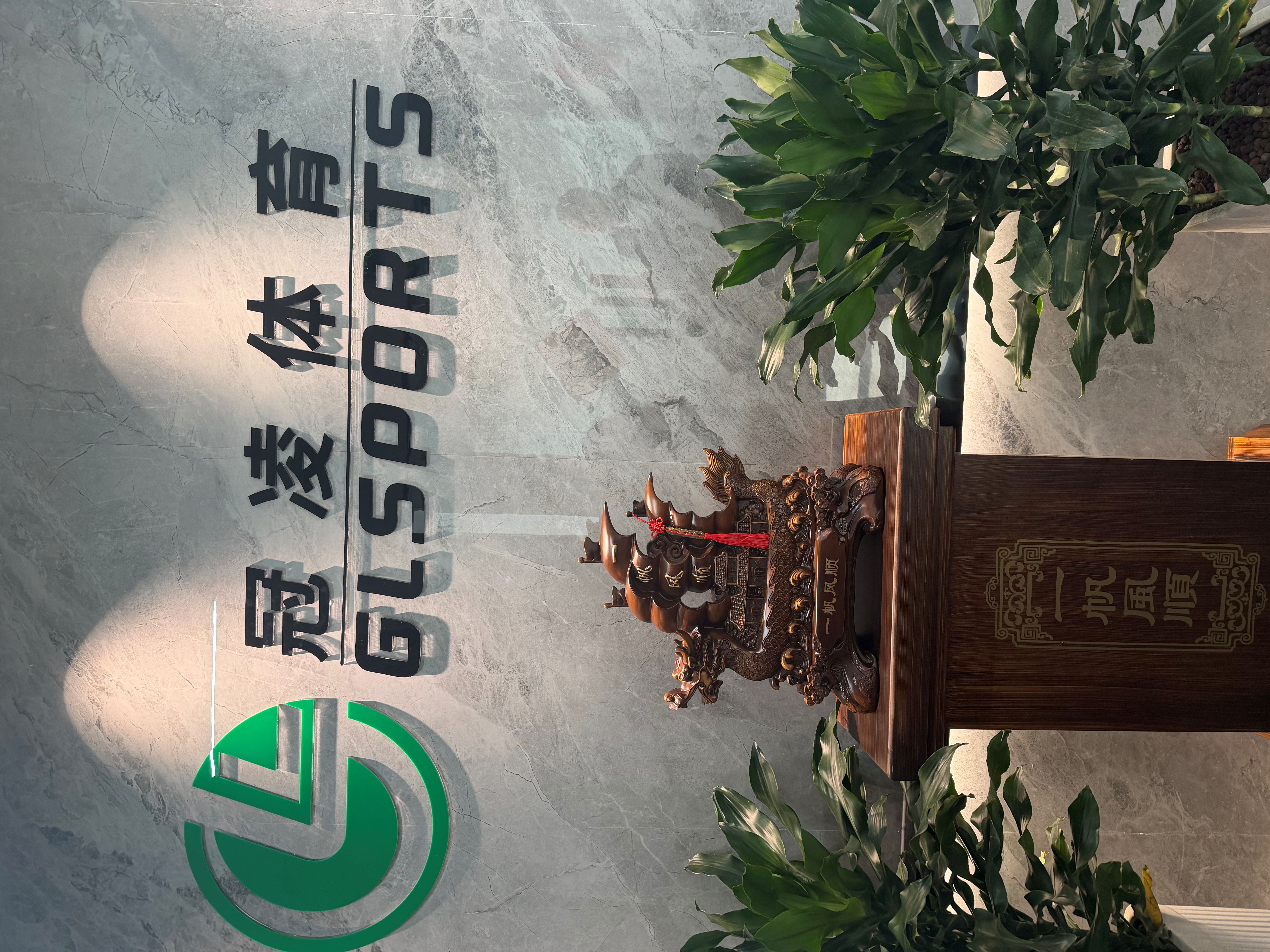 专业施工团队进行硅PU球场铺设