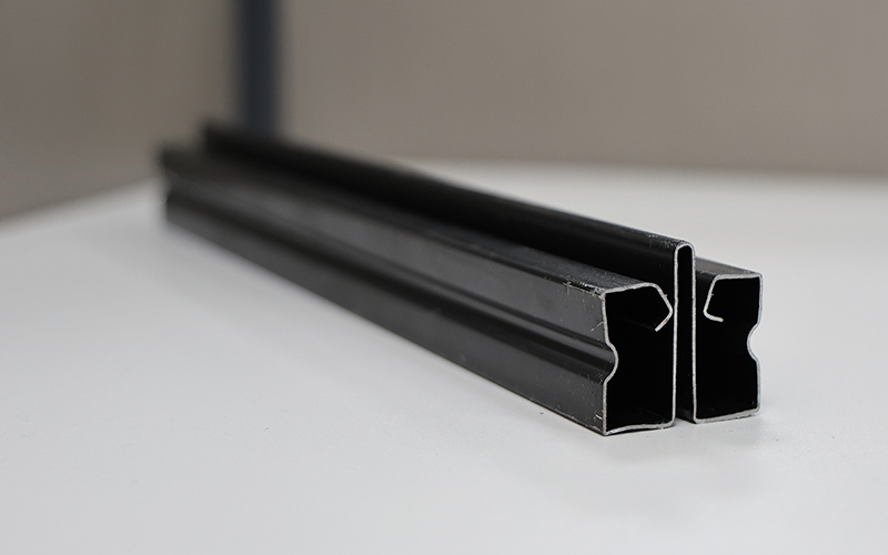 施工人员正在安装隔墙钢制龙骨骨架，结构横平竖直