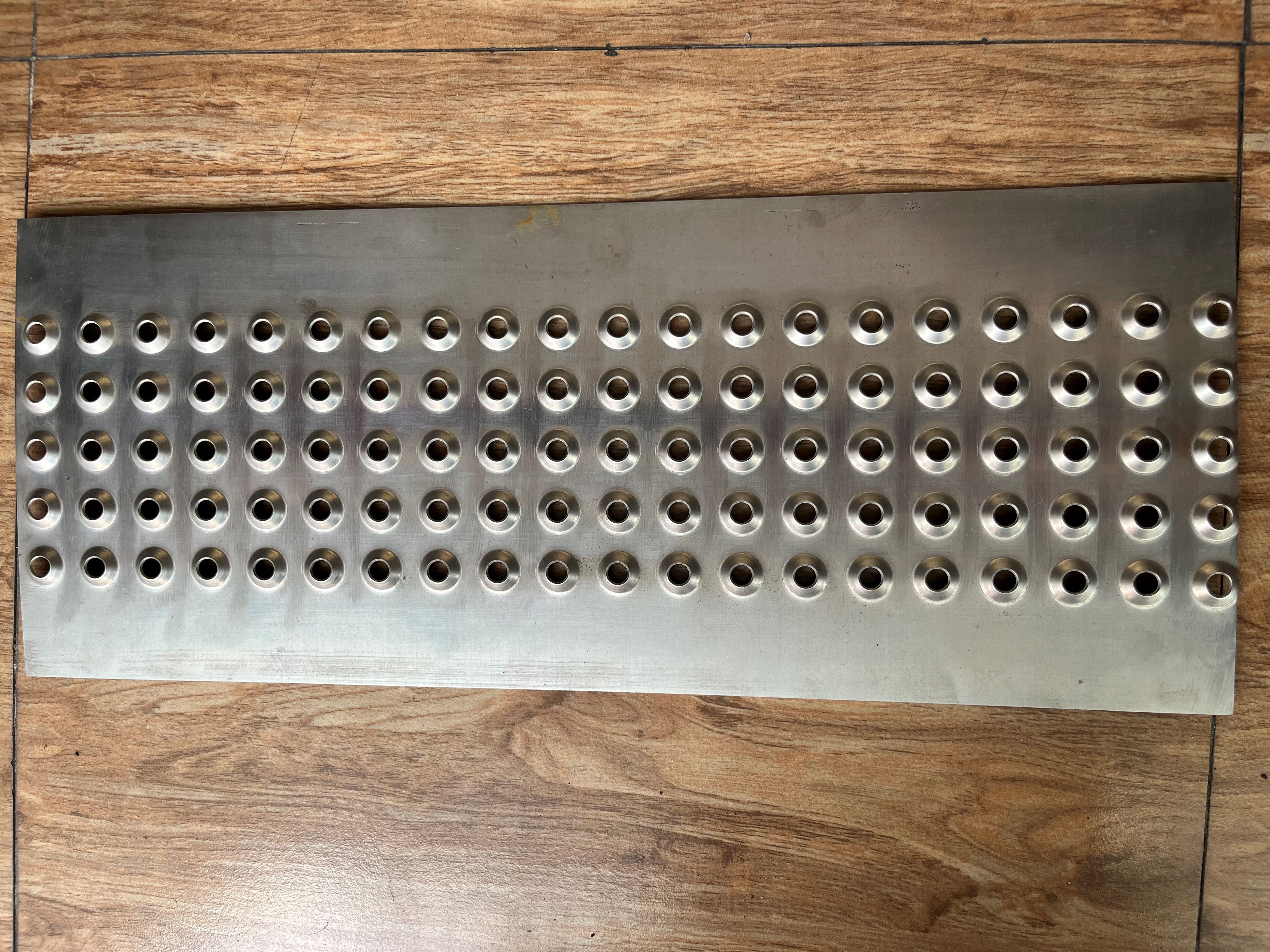 多种孔型防滑板样品展示