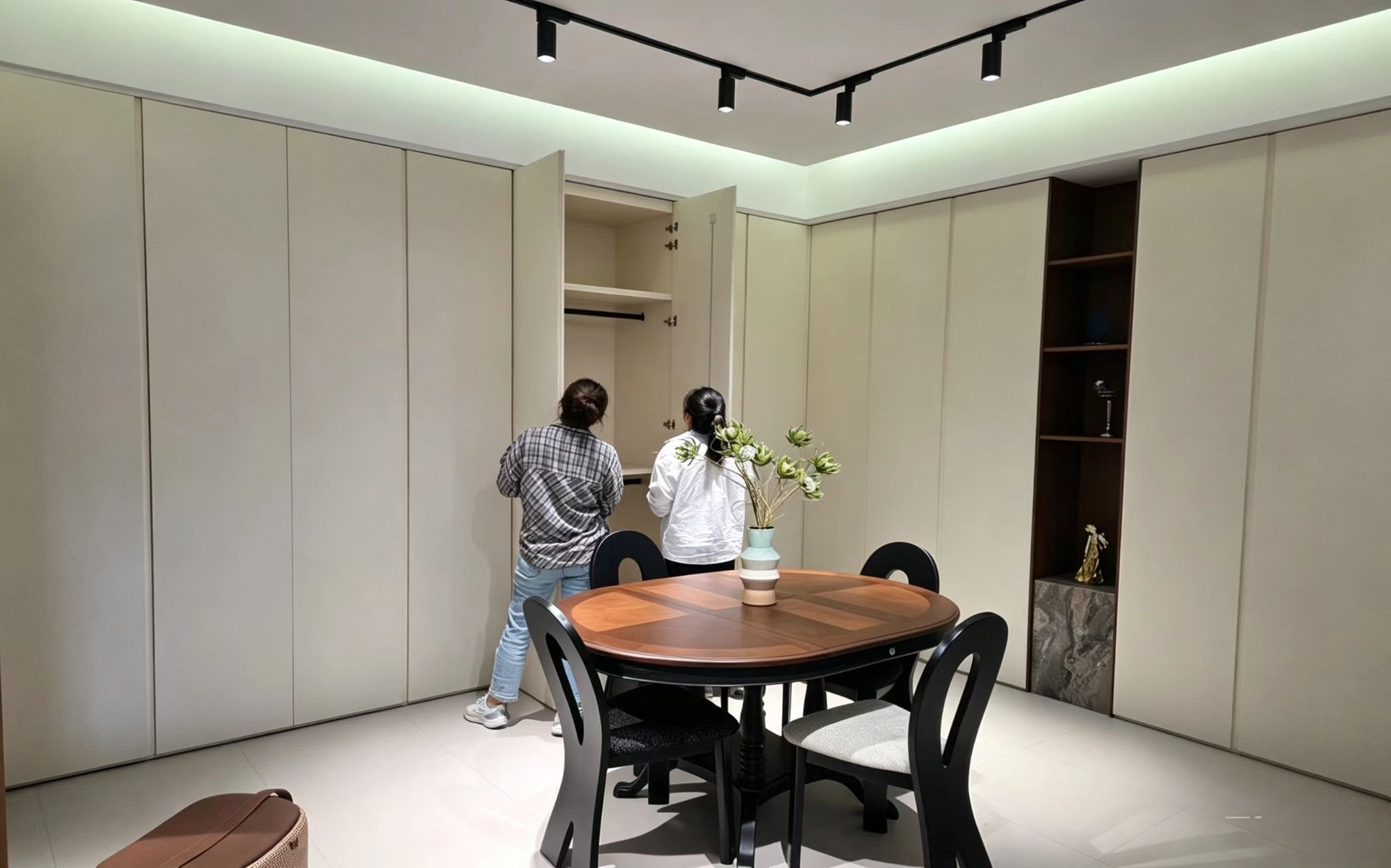 左丹家具工厂内部场景