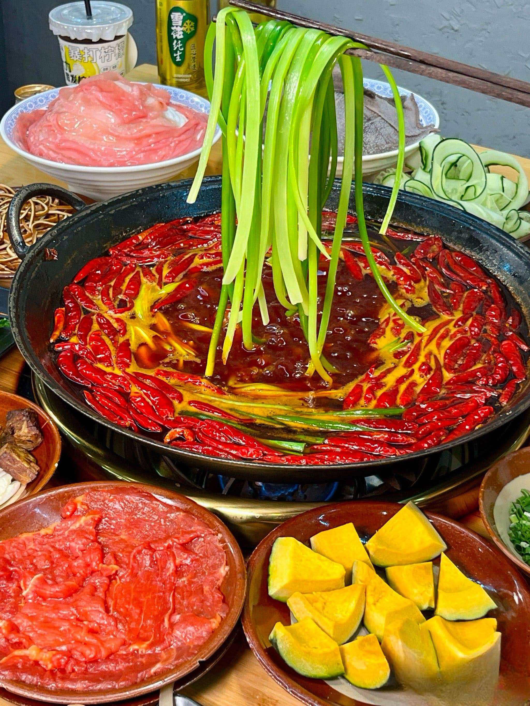 火锅聚餐氛围