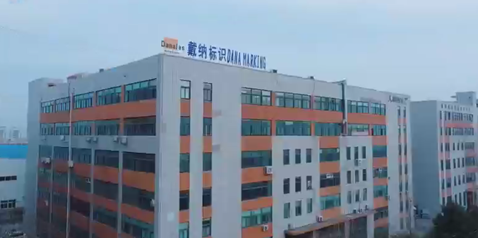 戴纳标识激光打码机在生产线上的工作实景