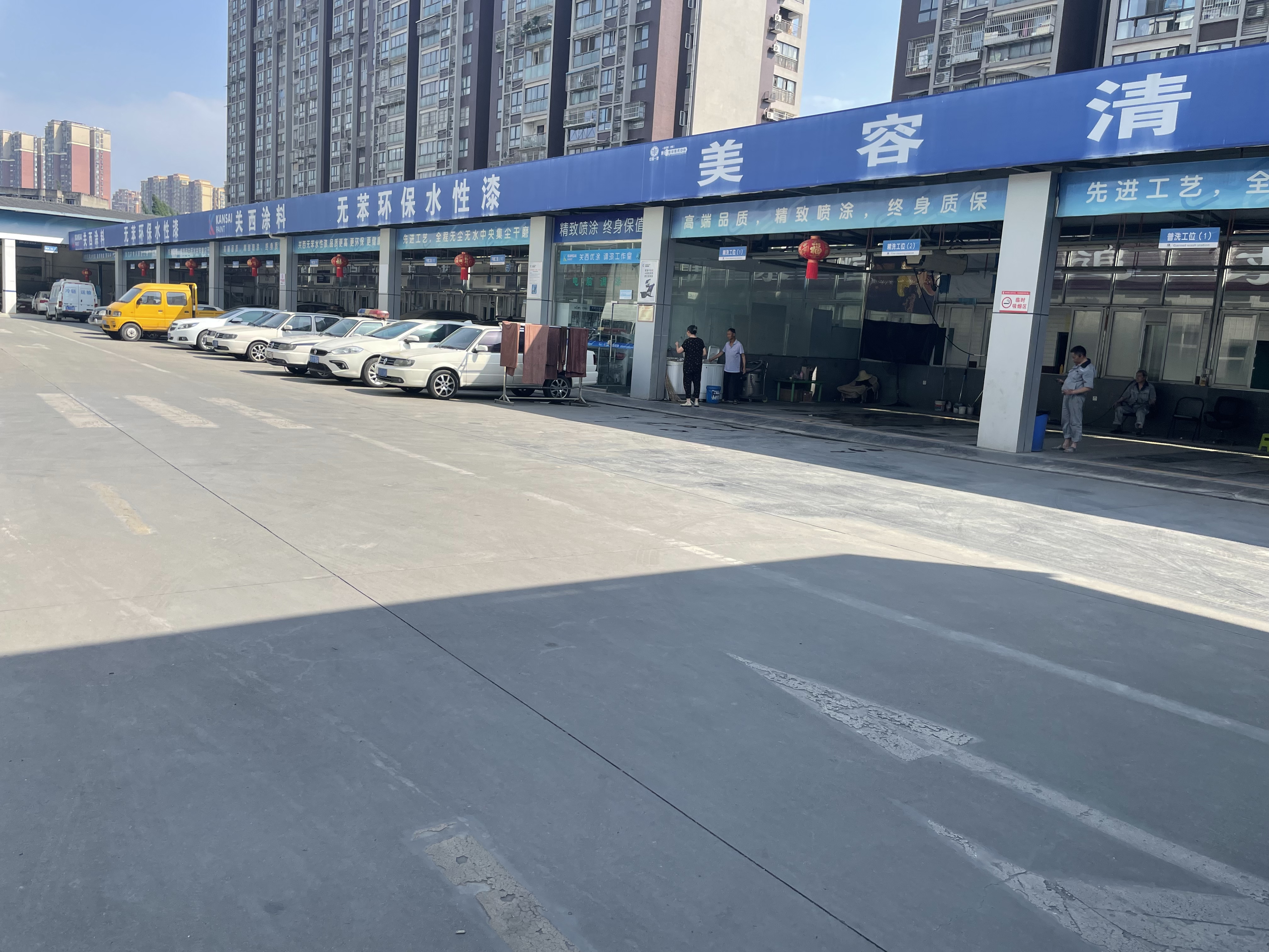 变速箱维修车间工作场景