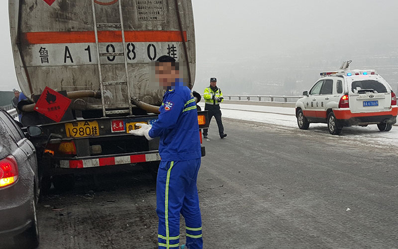 雪天汽车救援