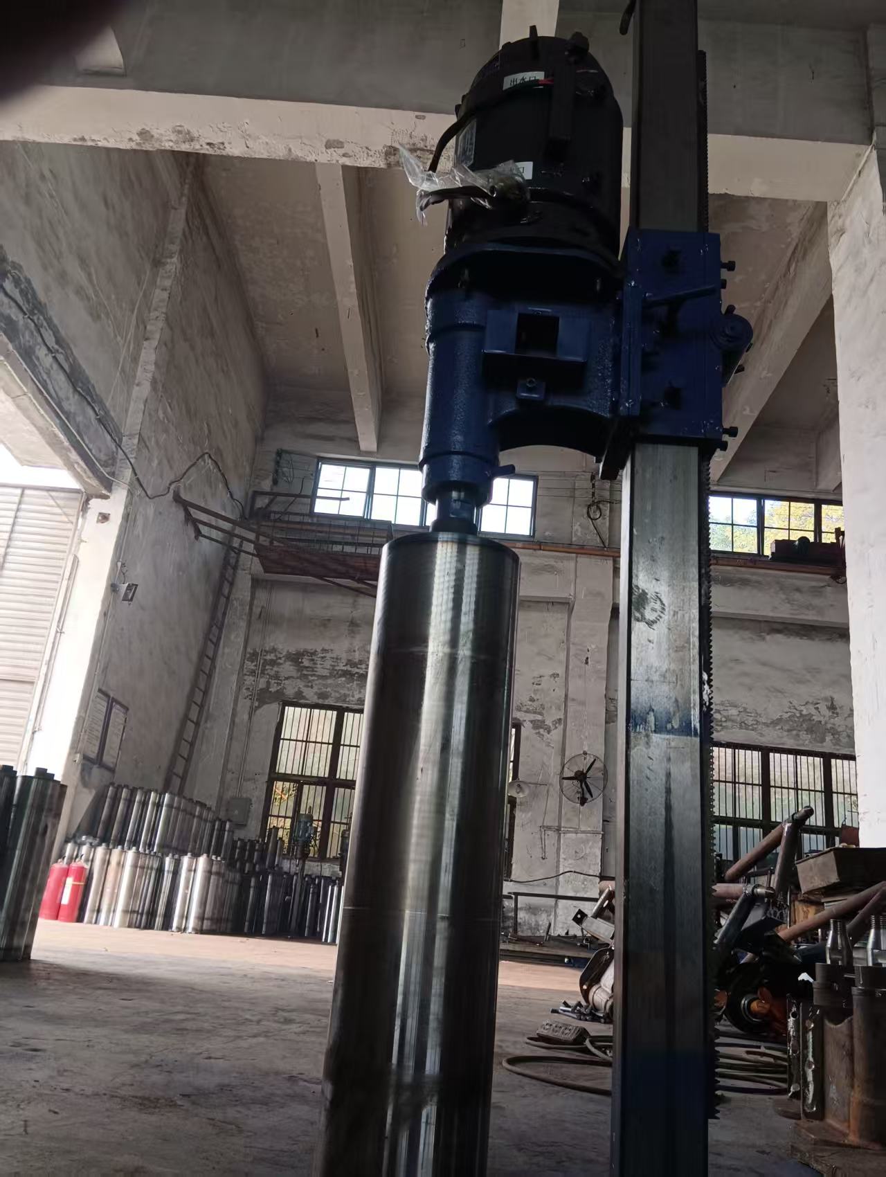 路志旗岩石钻机工作现场