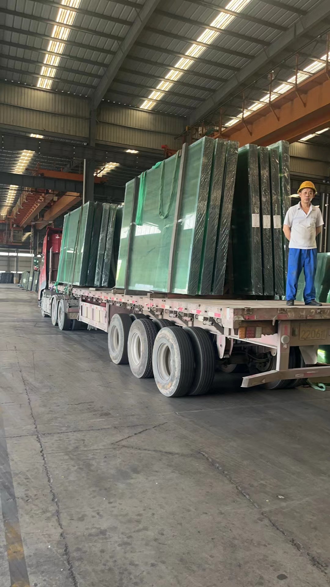 整齐堆放的镀膜玻璃成品，准备发往客户工地