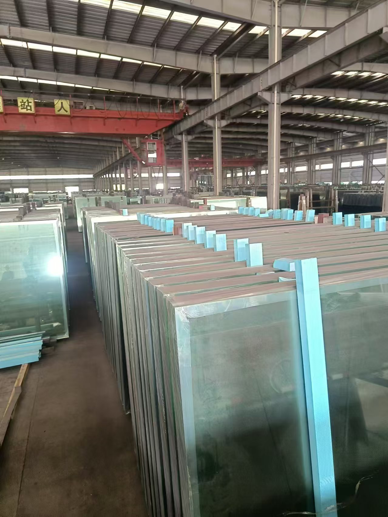 双宇伟业玻璃仓库实景，展示整齐码放的多品类玻璃原片
