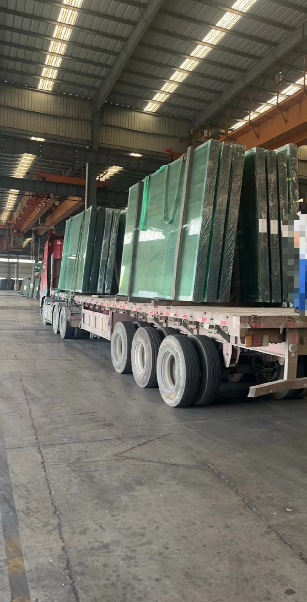双宇伟业玻璃仓储实拍图,展示整齐码放的多品类玻璃原片