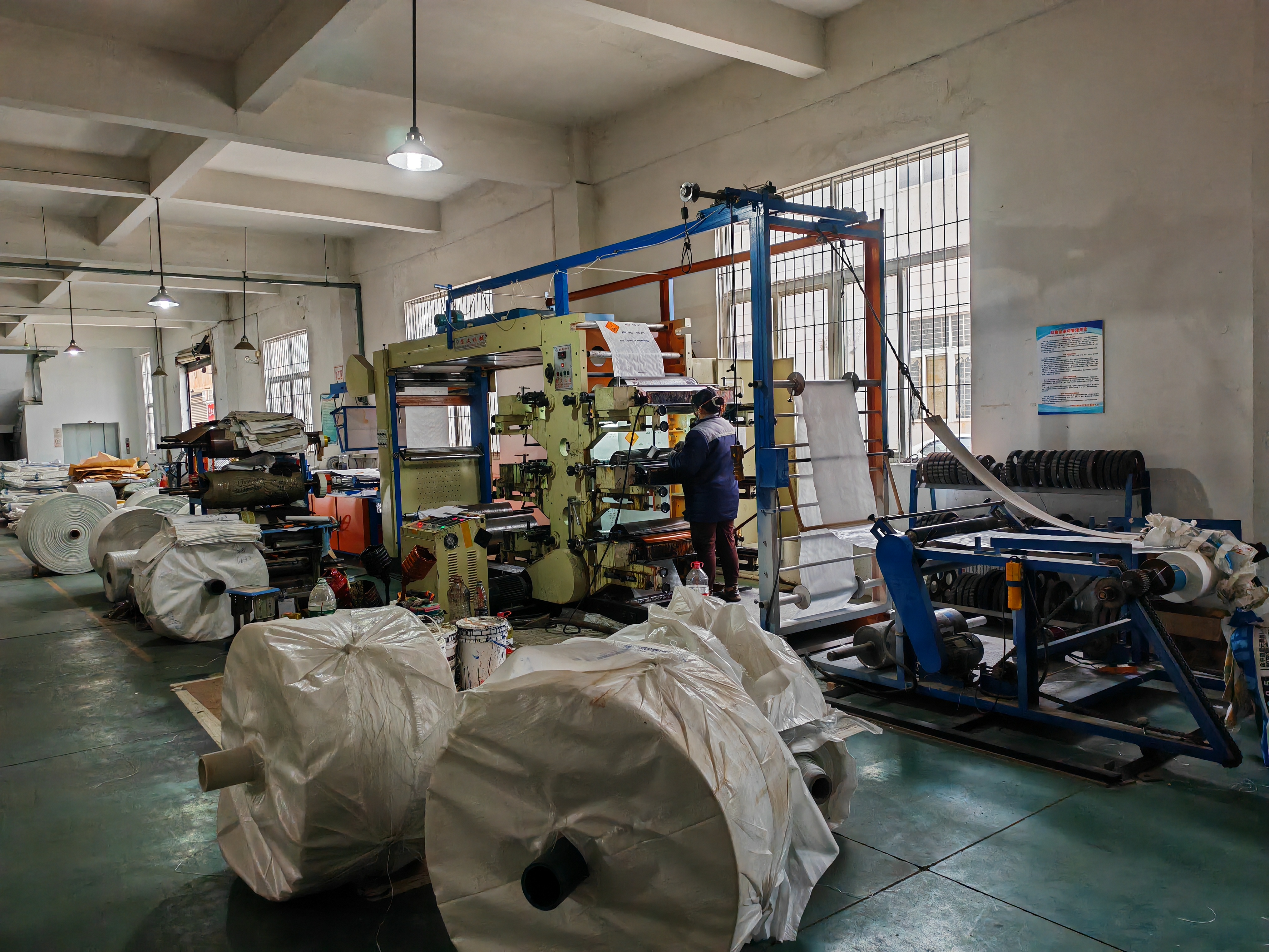 应用于化工产品的多层纸袋堆码实景，展现其良好的挺度与堆码稳定性