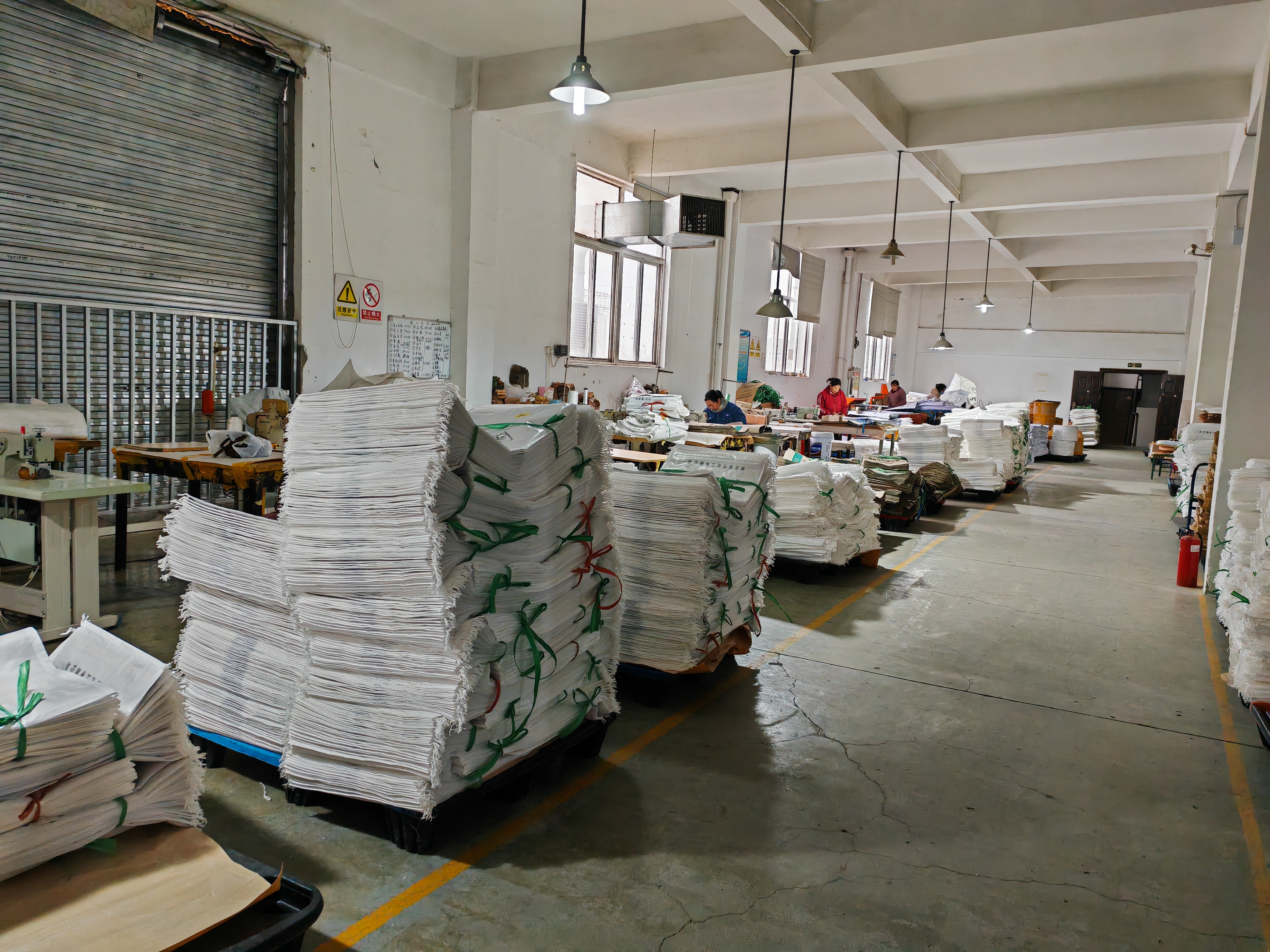 武汉金荷海包装有限公司生产的多层纸袋样品展示，体现其精美的彩印工艺与扎实的材质