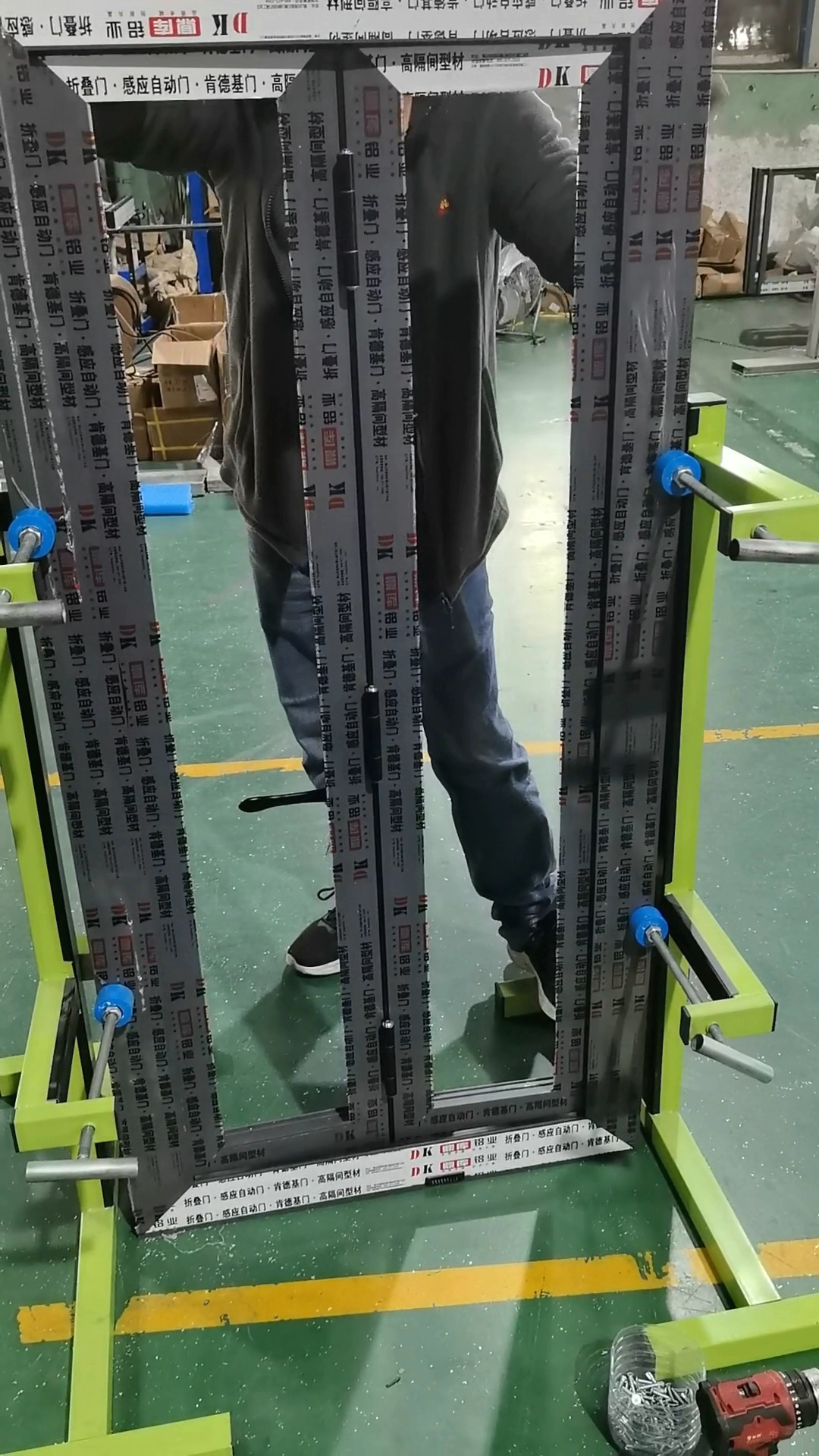 现代化门窗原材料生产与质检流程