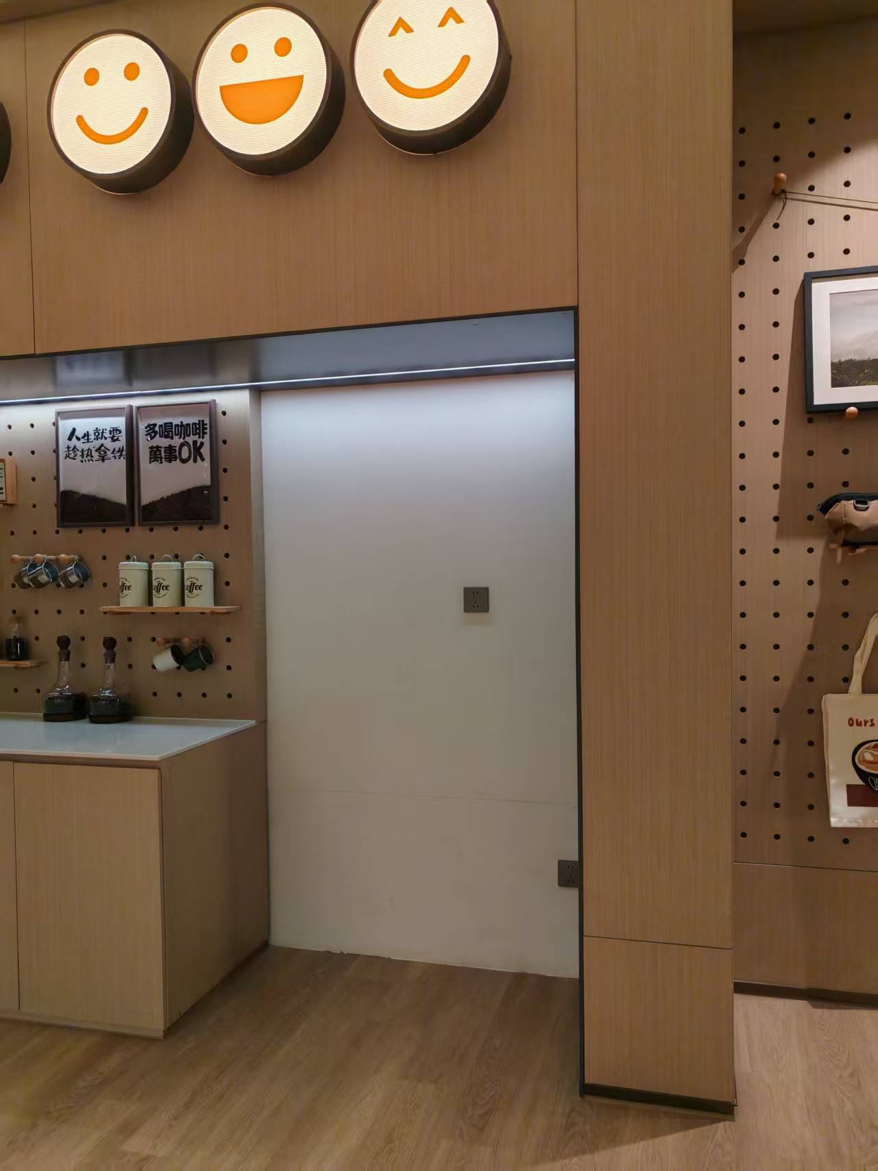 逸林家具现代化生产车间,工人正在精细加工木作部件