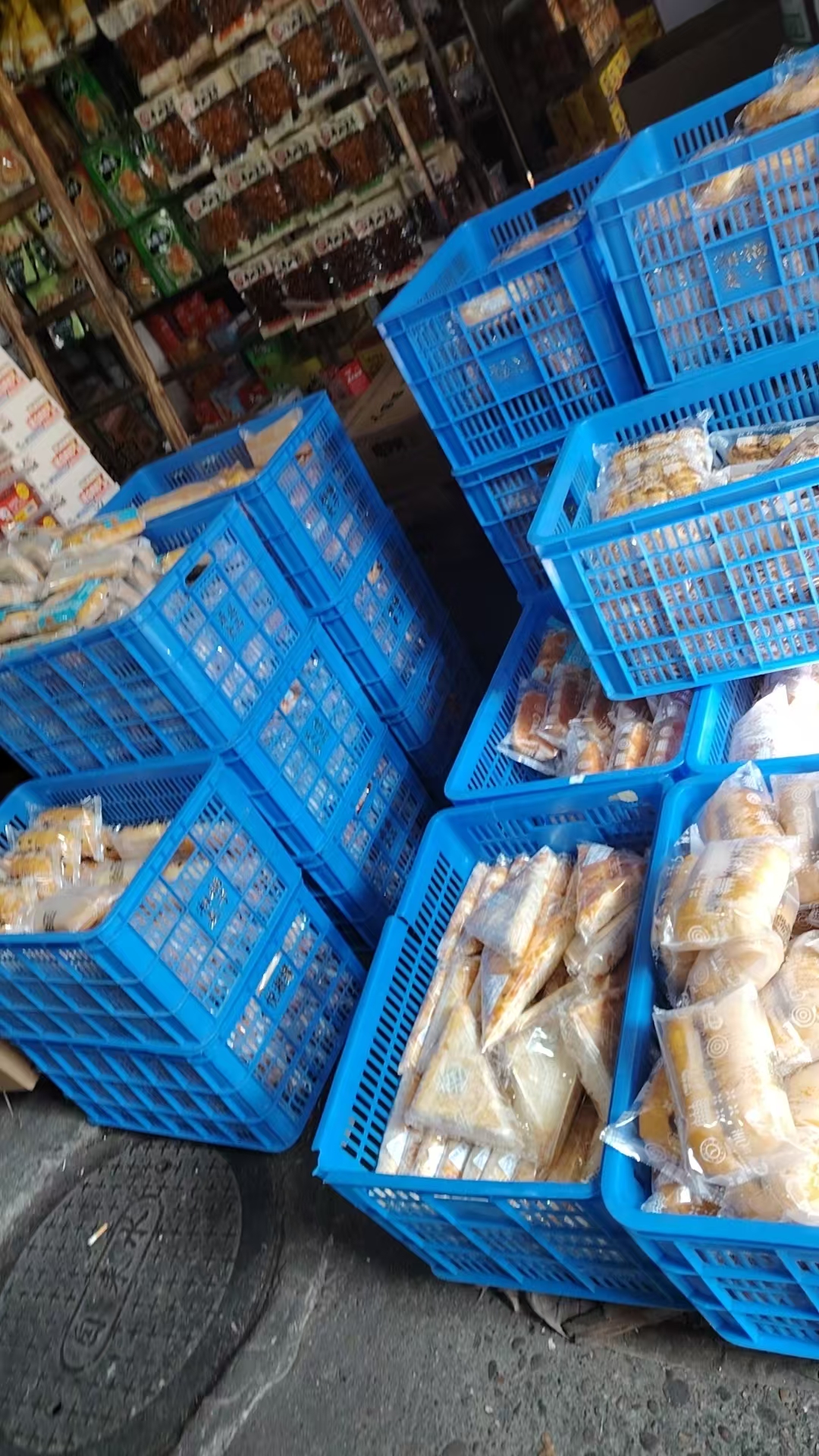 俊昊食品店店内丰富的零食货架