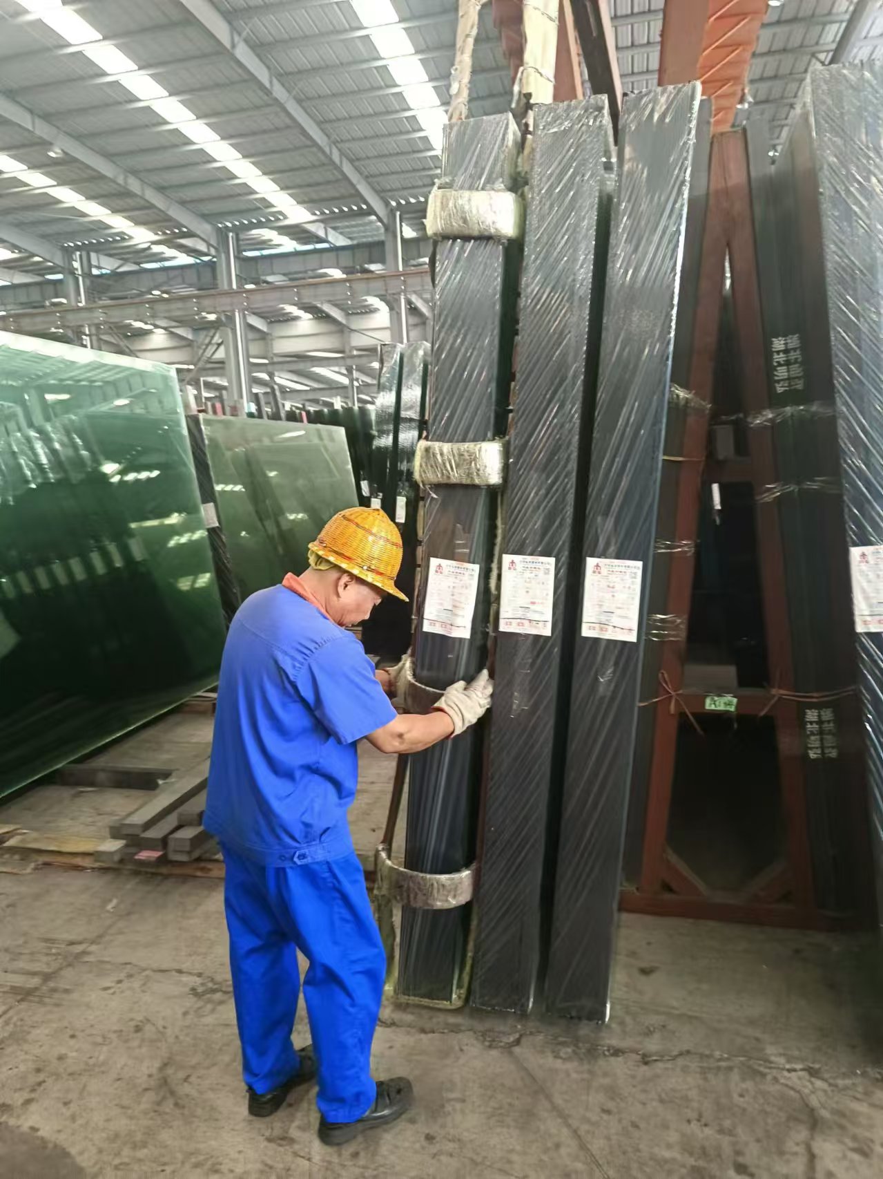 现代化的玻璃深加工车间