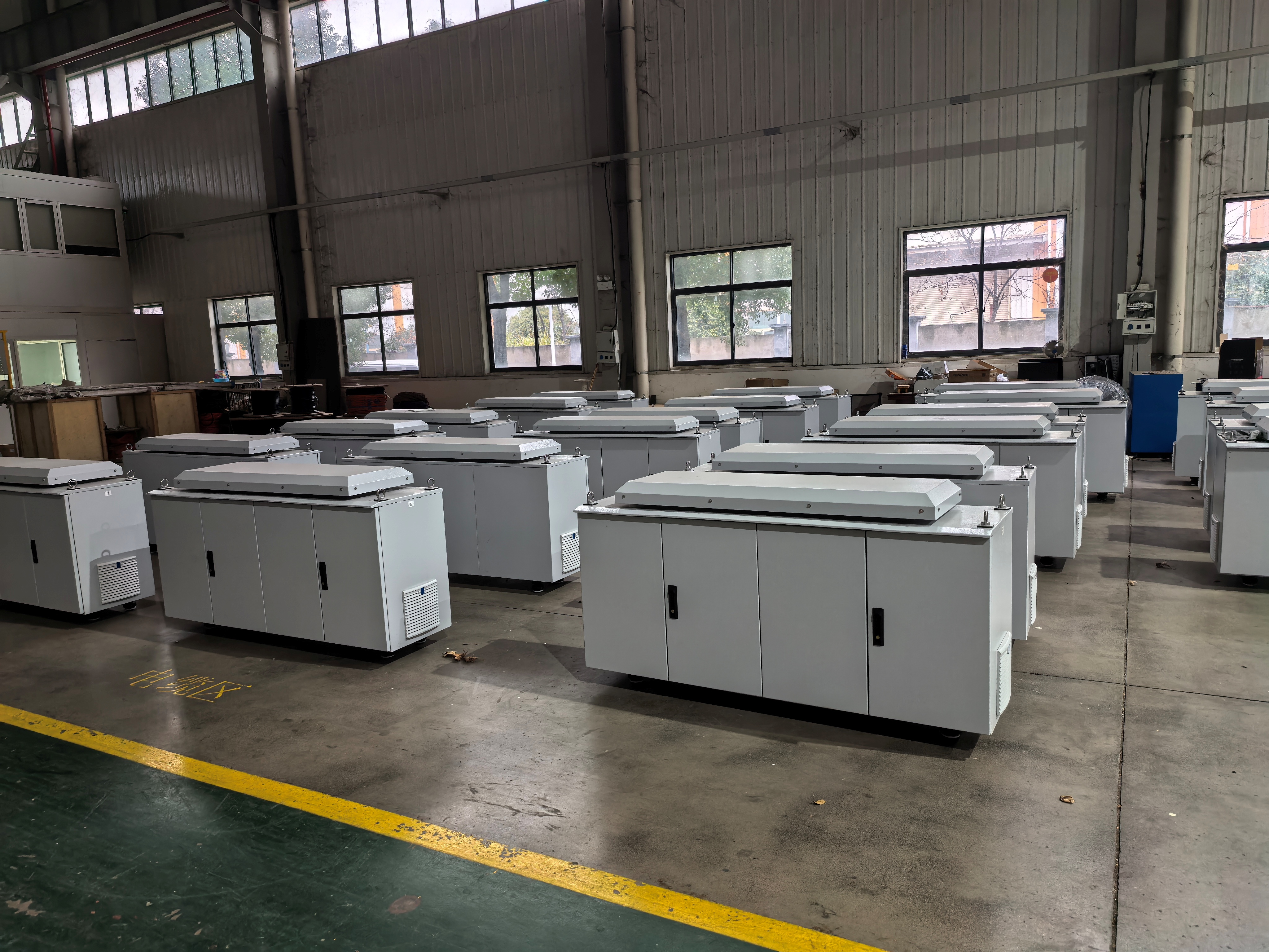 武汉全通自动化设备有限公司生产的现代化低压配电柜内部展示