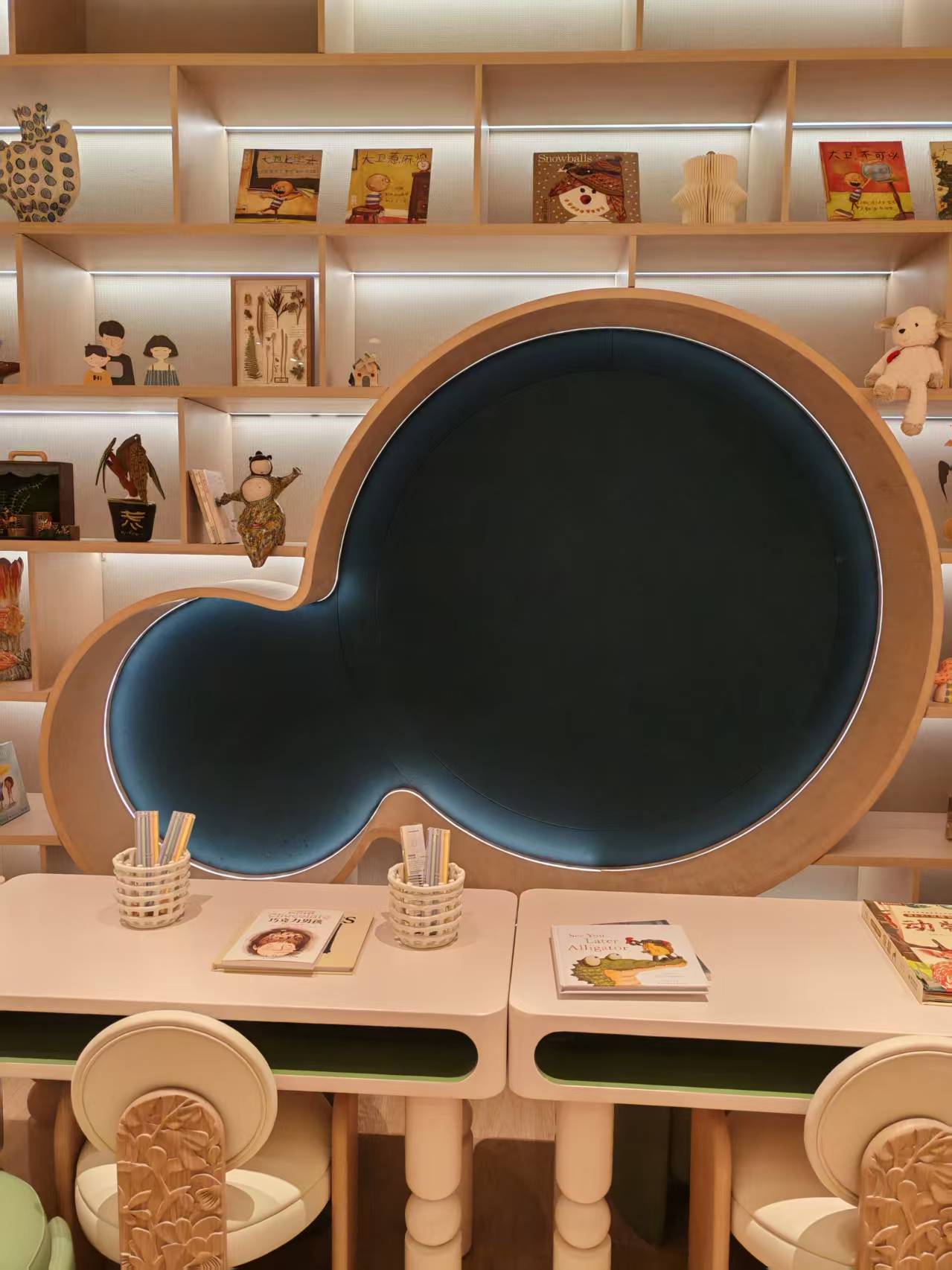 不同风格书桌在空间中的应用