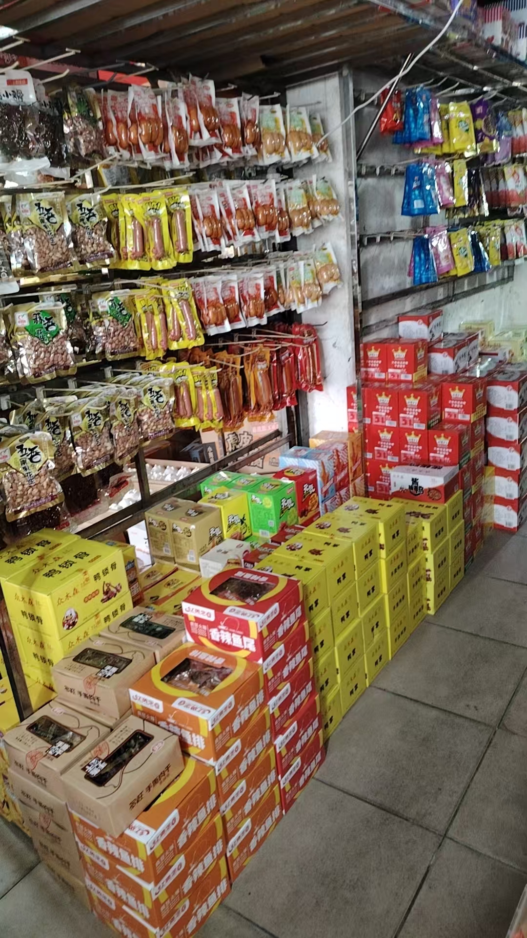 俊昊食品店店铺实景，陈列整齐，商品丰富