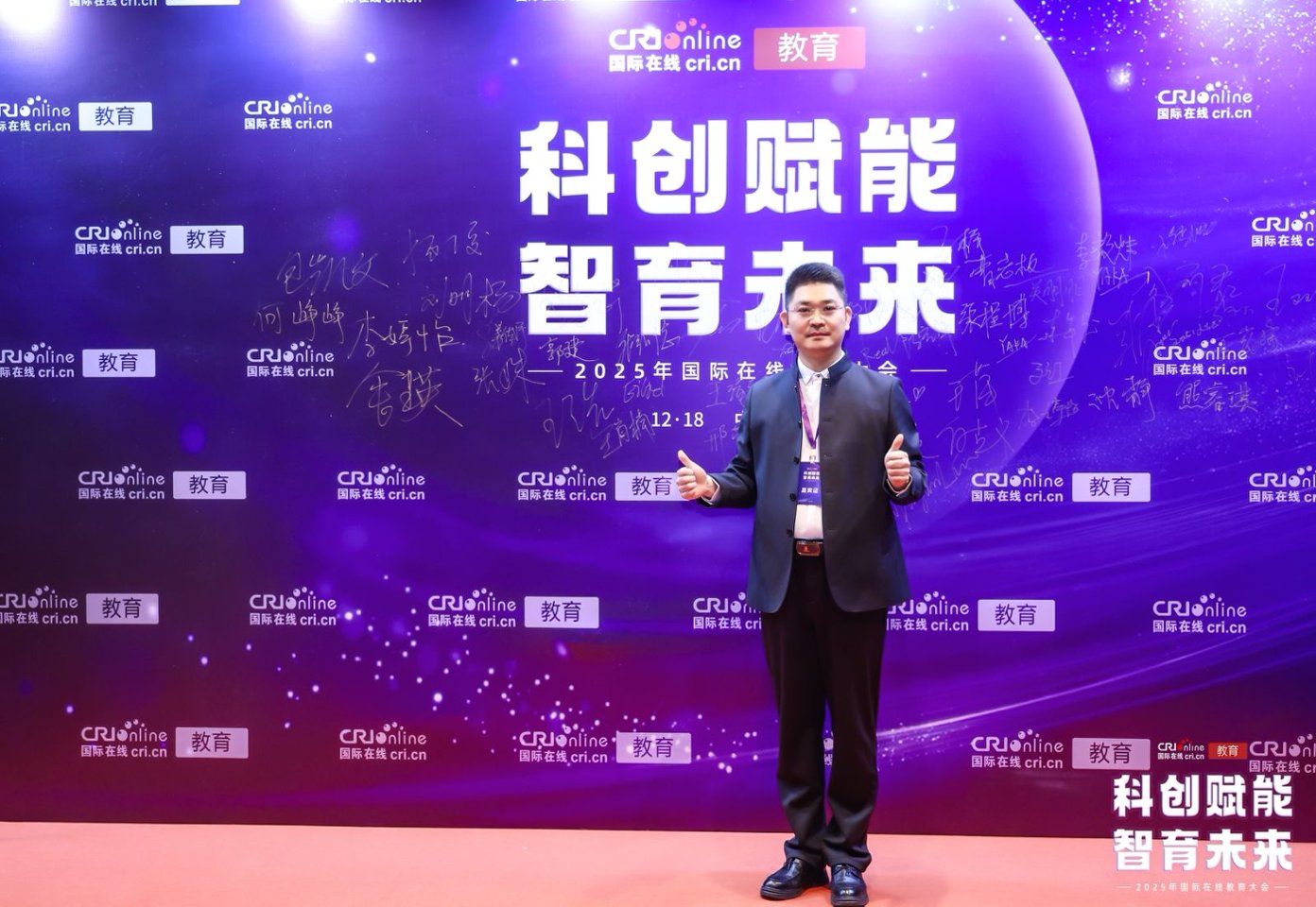 嵌入式开发工作坊中，学员正在进行小组项目讨论与调试