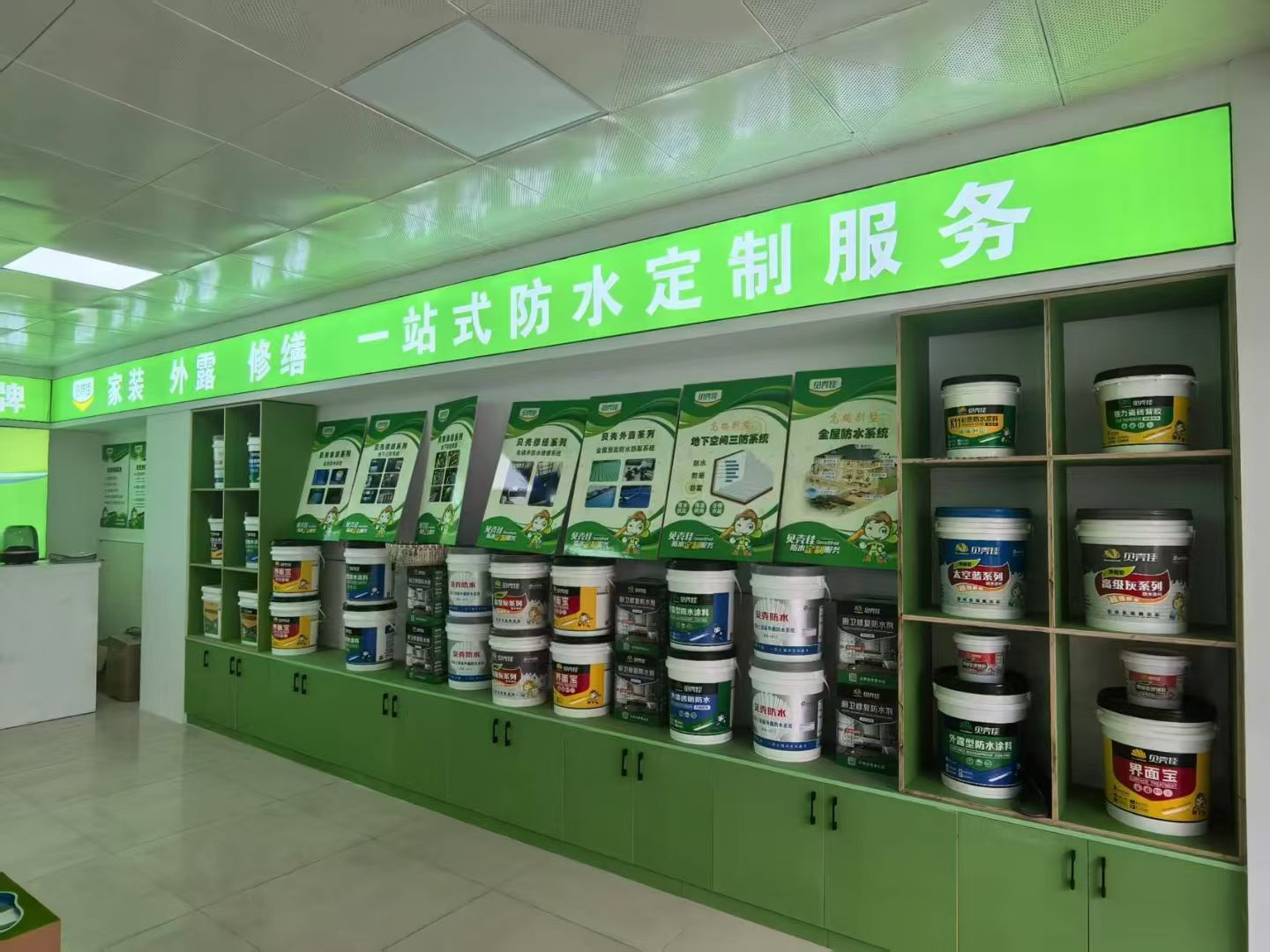 金属屋面喷涂防水施工现场