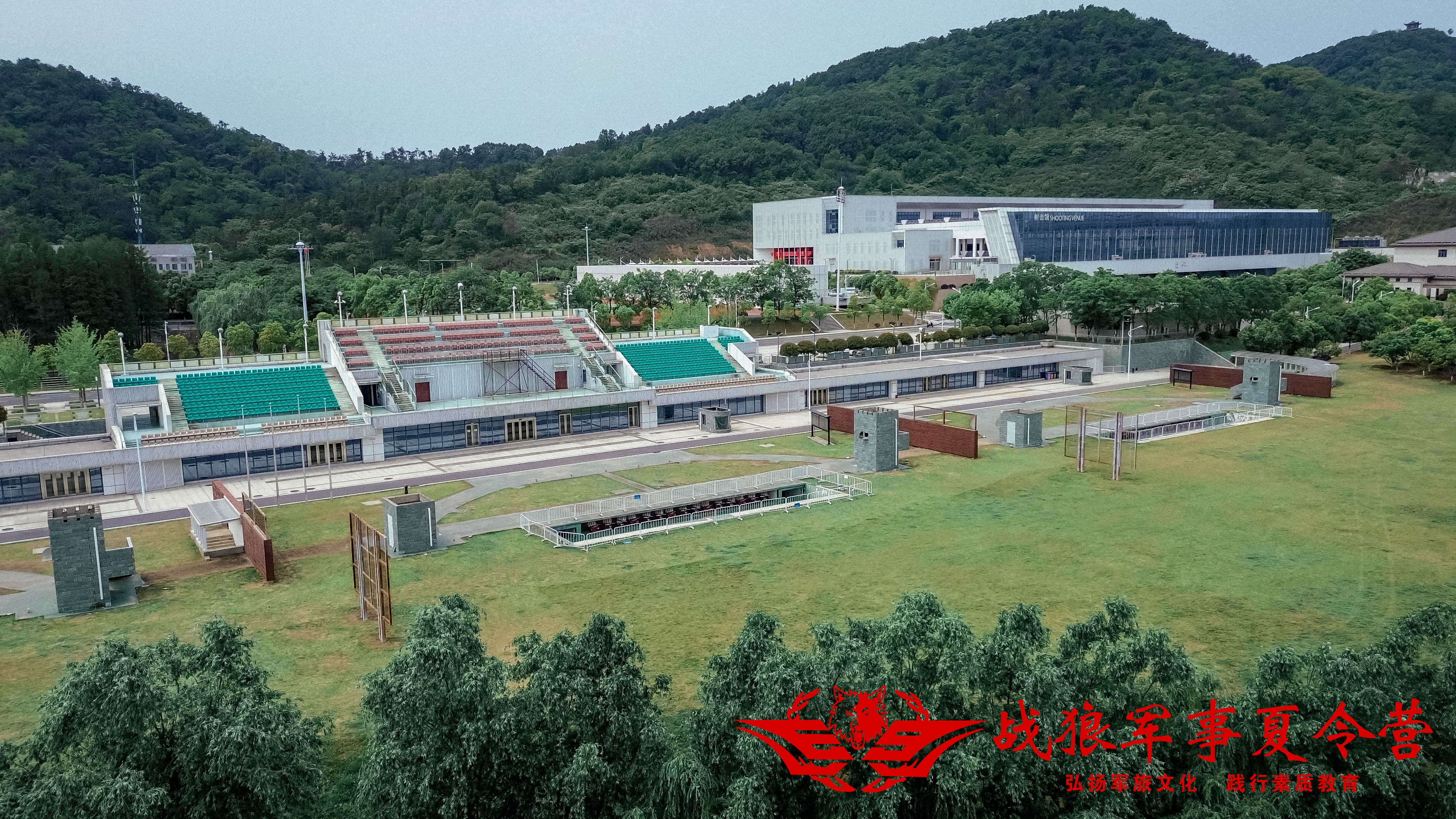 武汉战狼军事夏令营学员进行团队协作项目