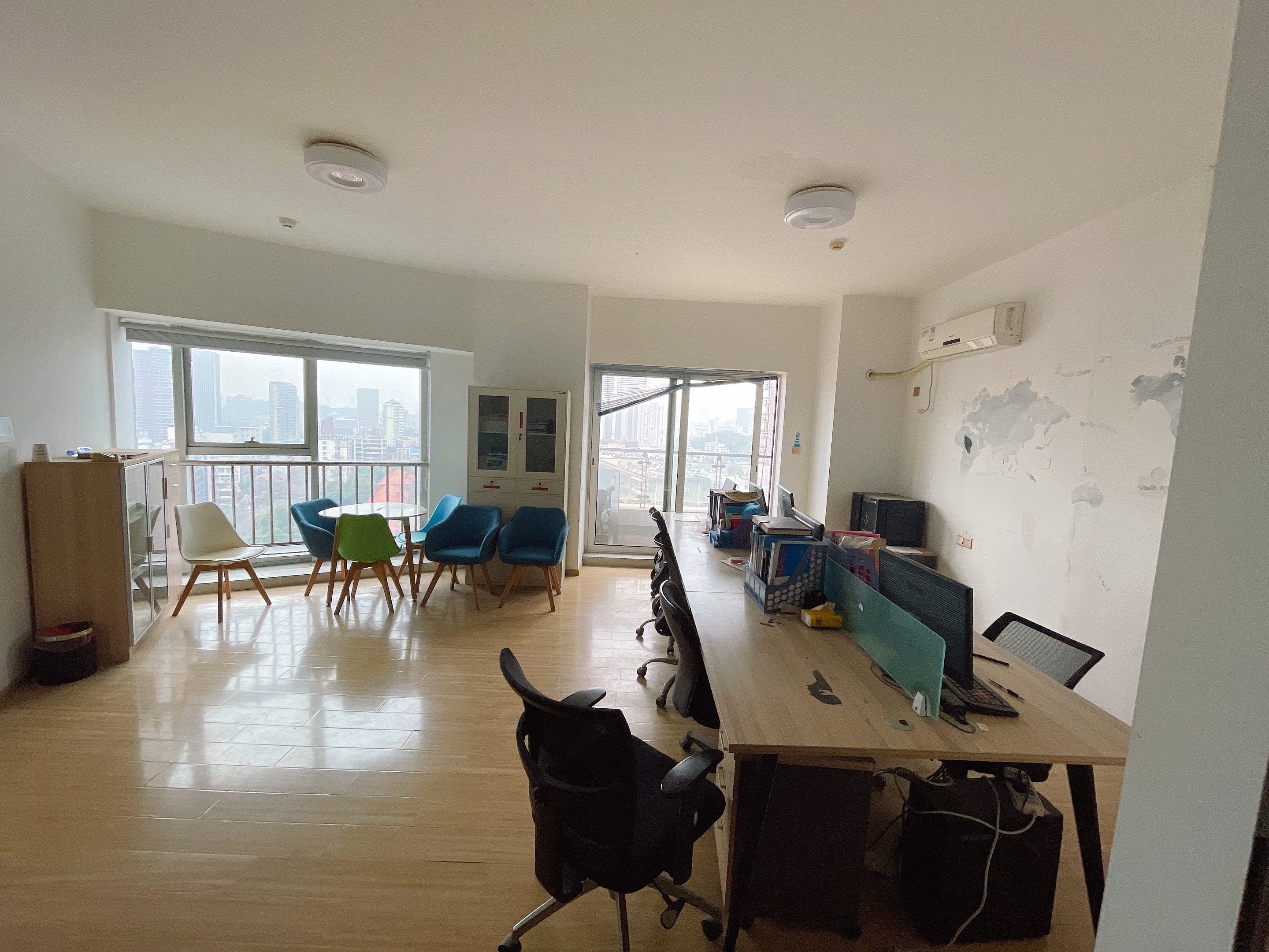 现代化物流仓储与分拣作业实景