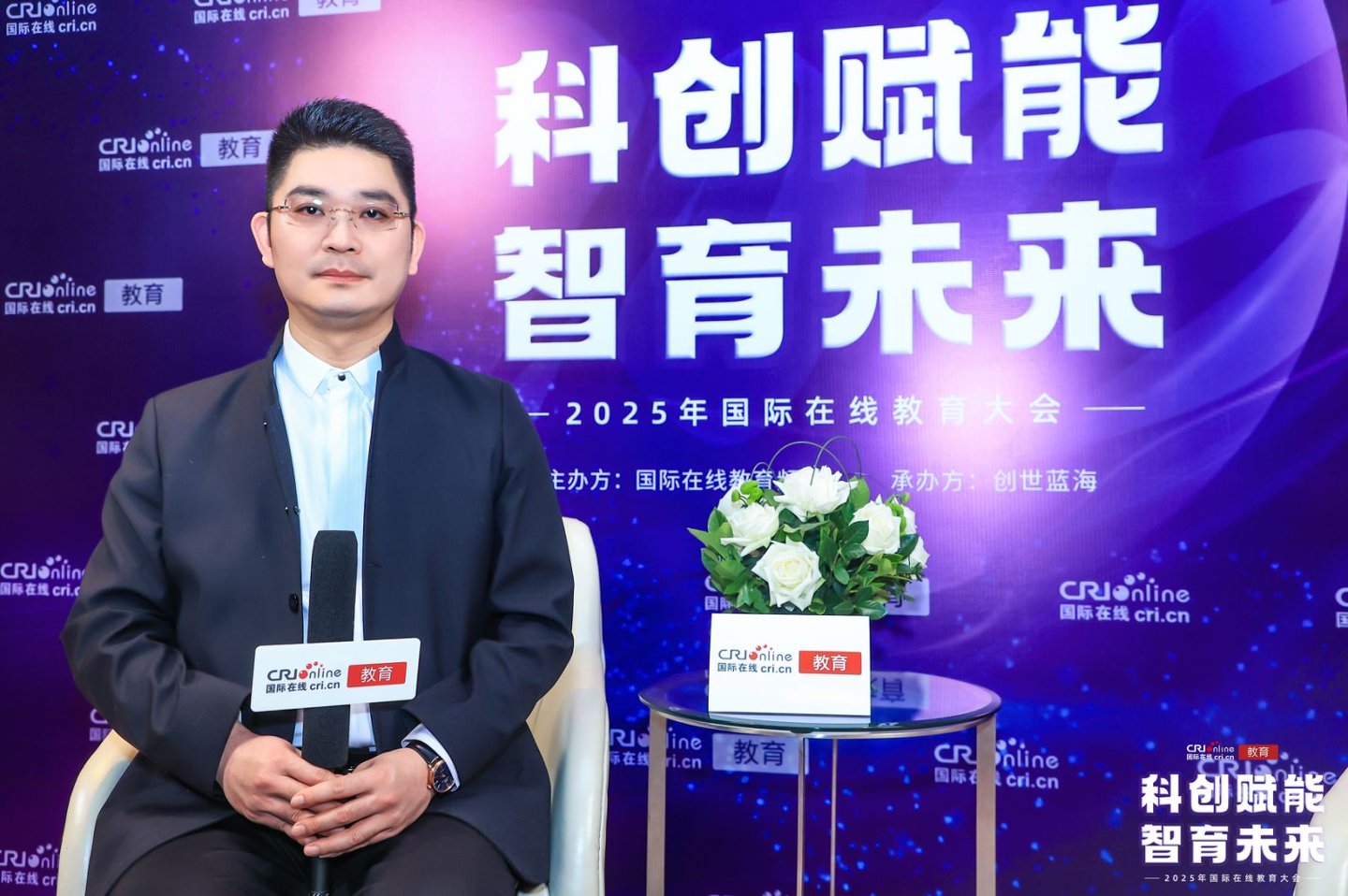 智能制造背景下，多种工业机器人协同工作的未来工厂概念图