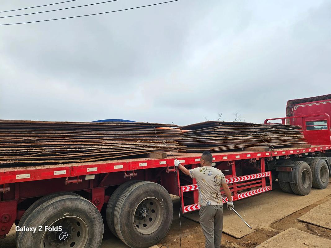 繁忙的工地施工场景