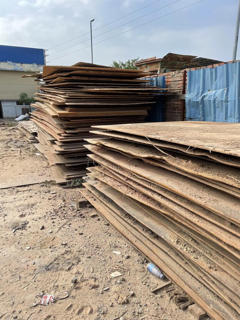 多种规格的垫道钢板仓储实景