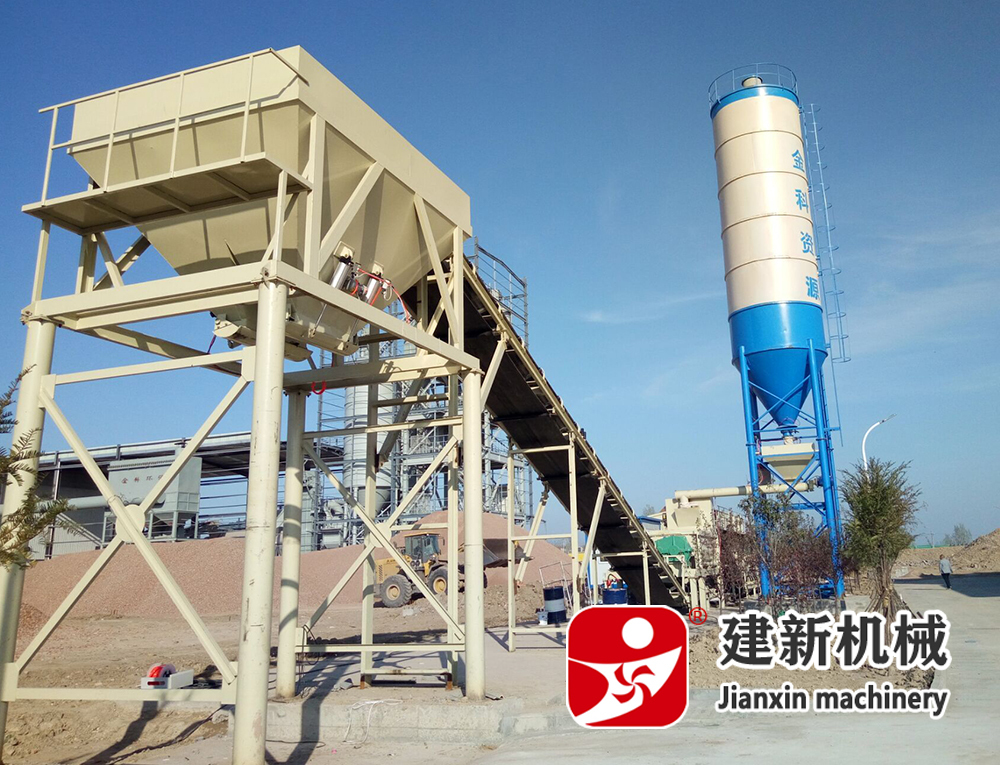 一张展示现代化混凝土搅拌站设备正在高效运行的照片，设备整体看起来坚固、整洁