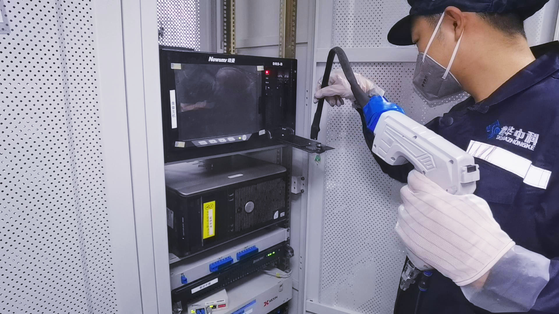 带电清洗技术维护电力设备稳定运行示意图