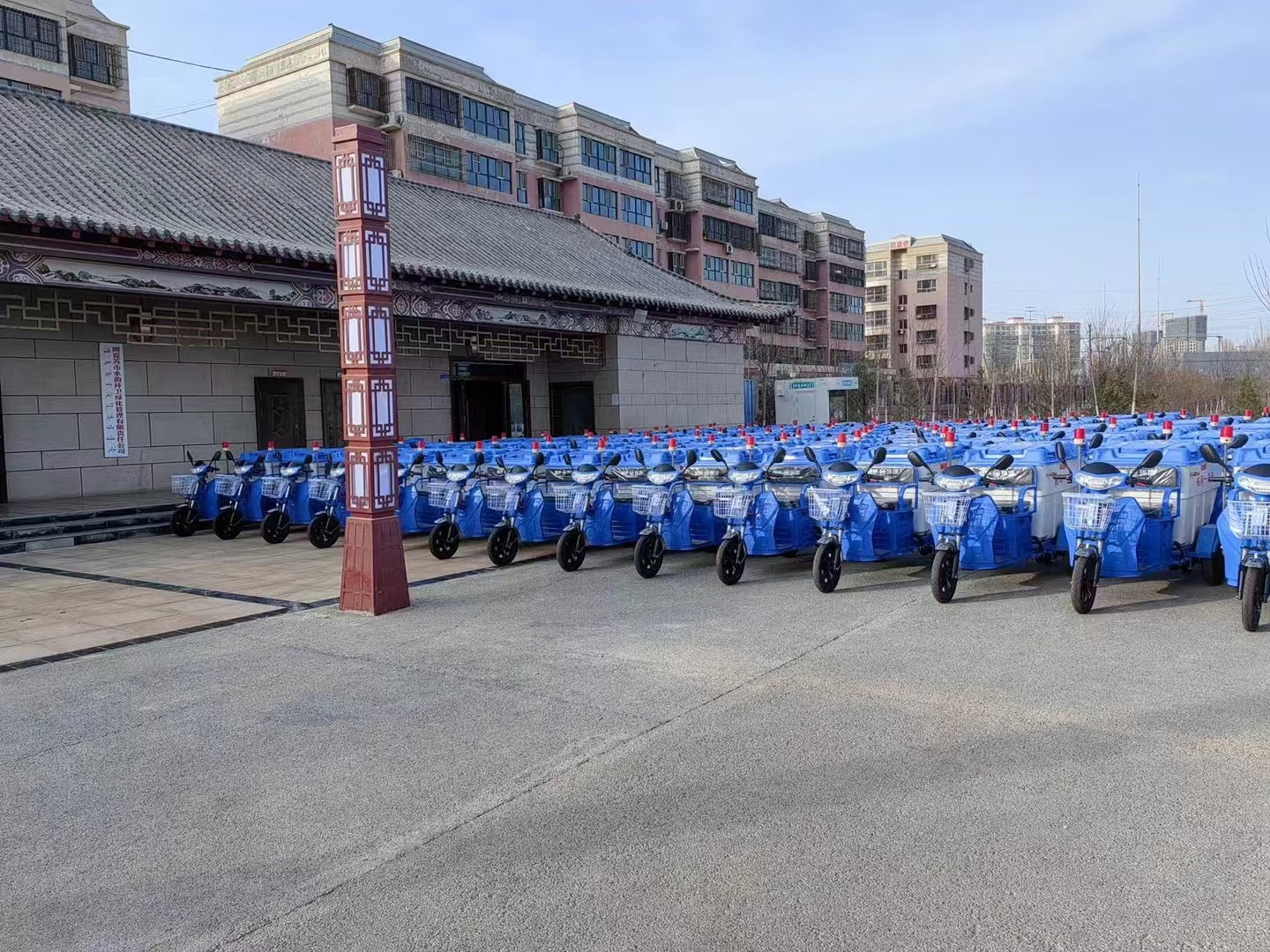 电动扫路车侧面展示图