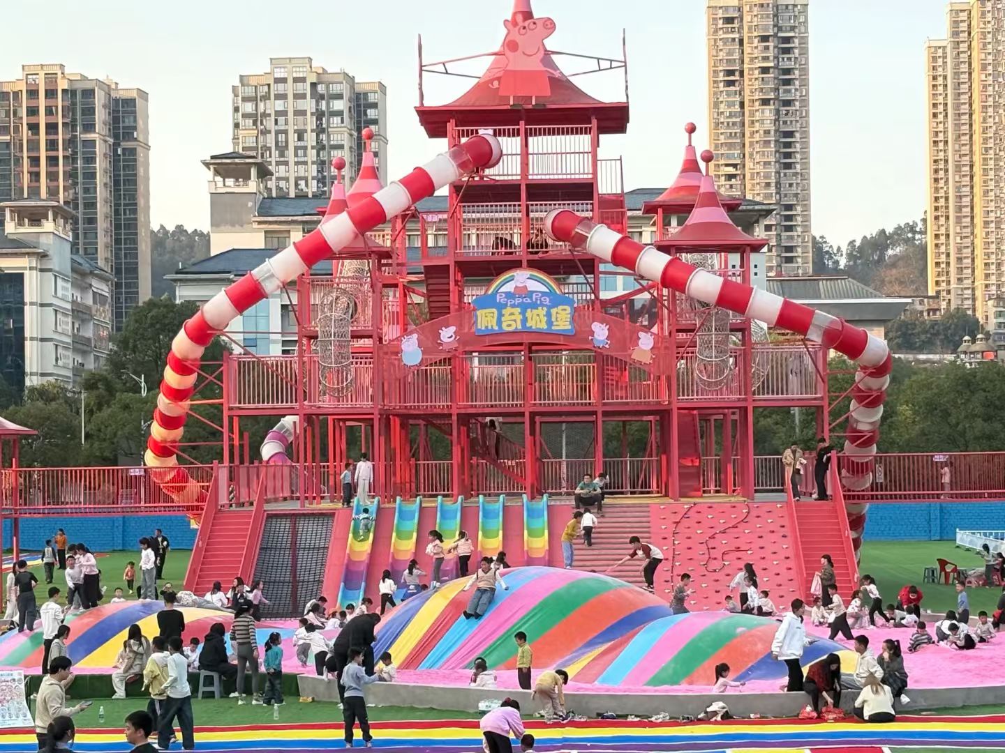 儿童在无动力设施上游玩