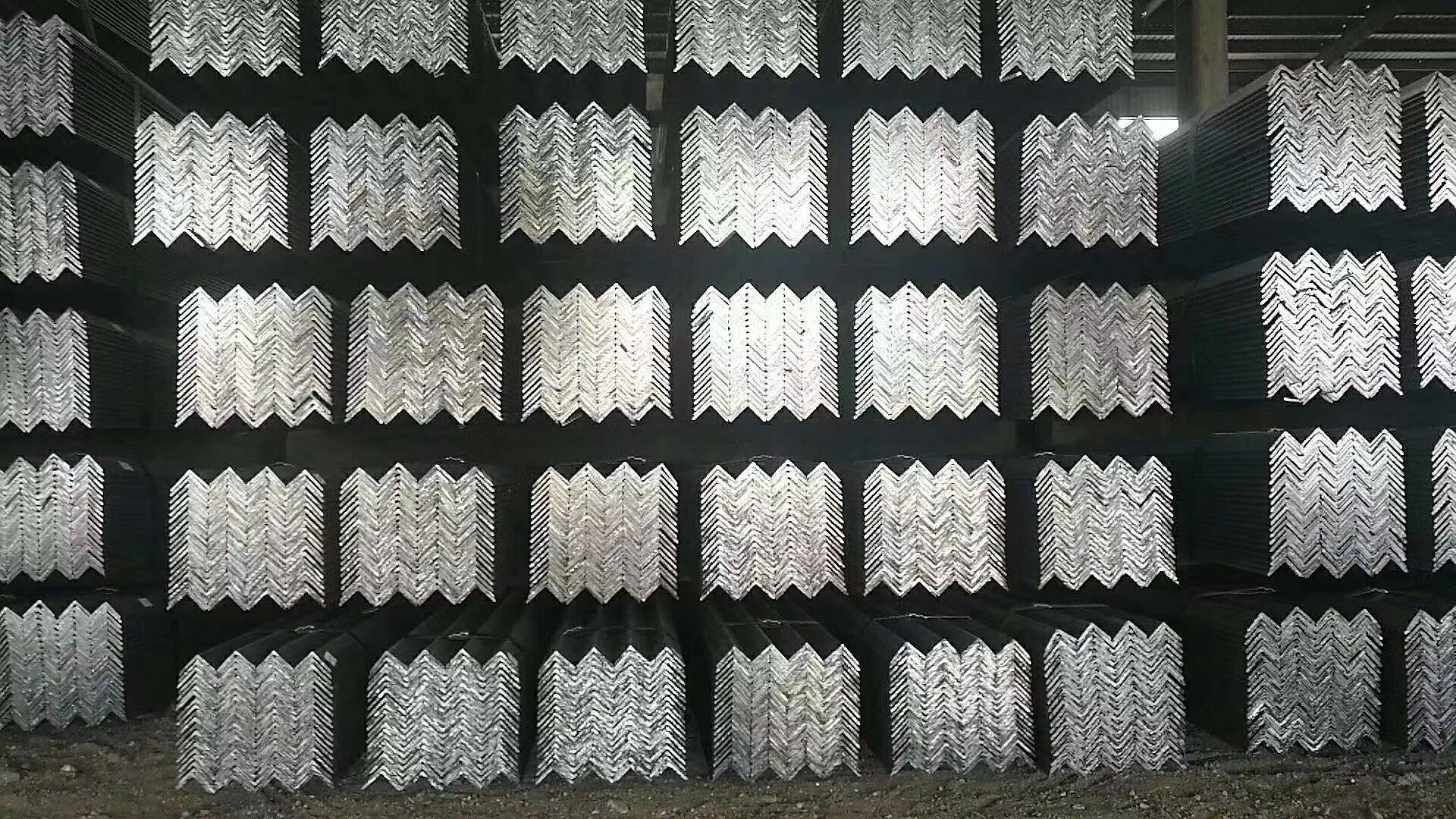 热镀锌钢管生产车间一景