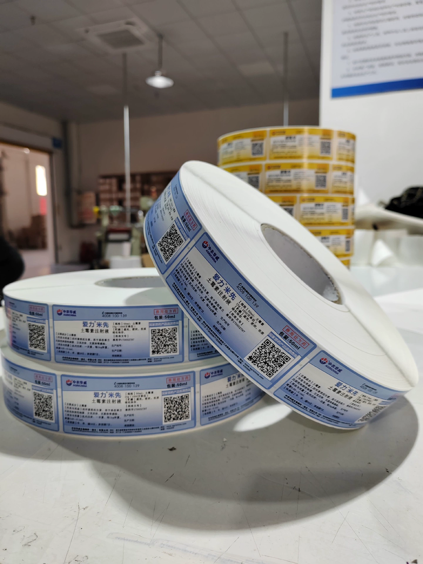 多种材质与工艺的价签应用场景示意图